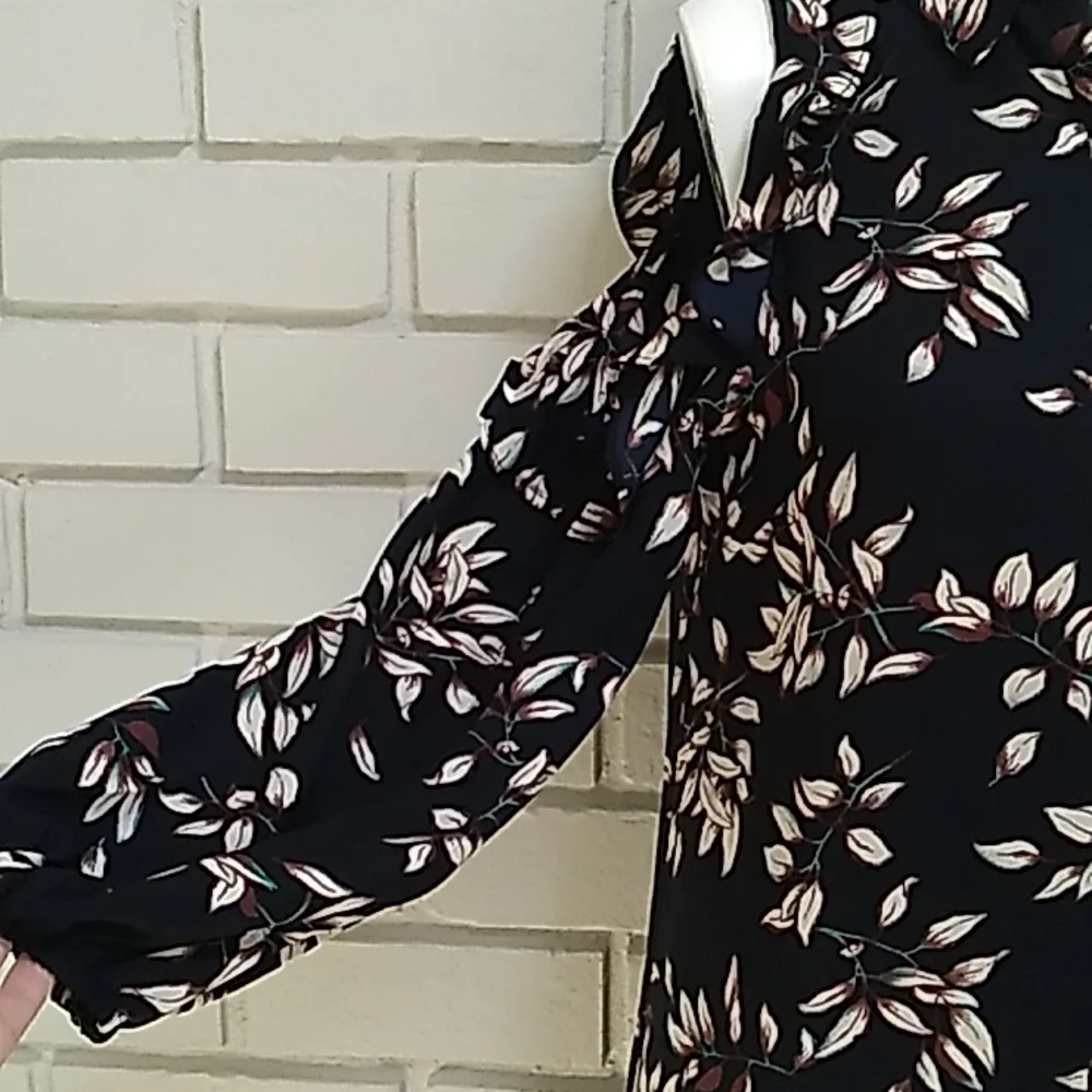 Collective Concepts Navy Ruffled Cold Shoulder Button Up Dress. Size Small - Picture 3 of 11